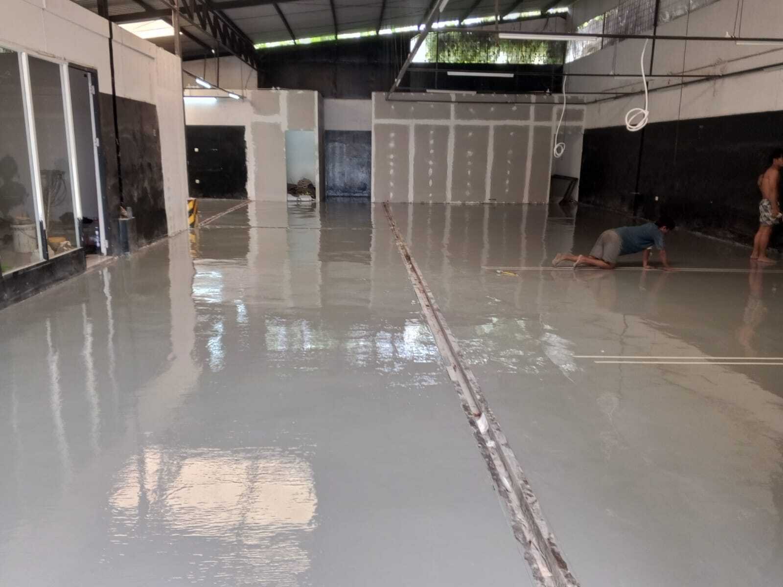Epoxy lantai pabrik makanan oleh CV Topo Group dengan finishing hijau dan marking line kuning.